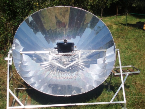 Cuiseur solaire parabolique